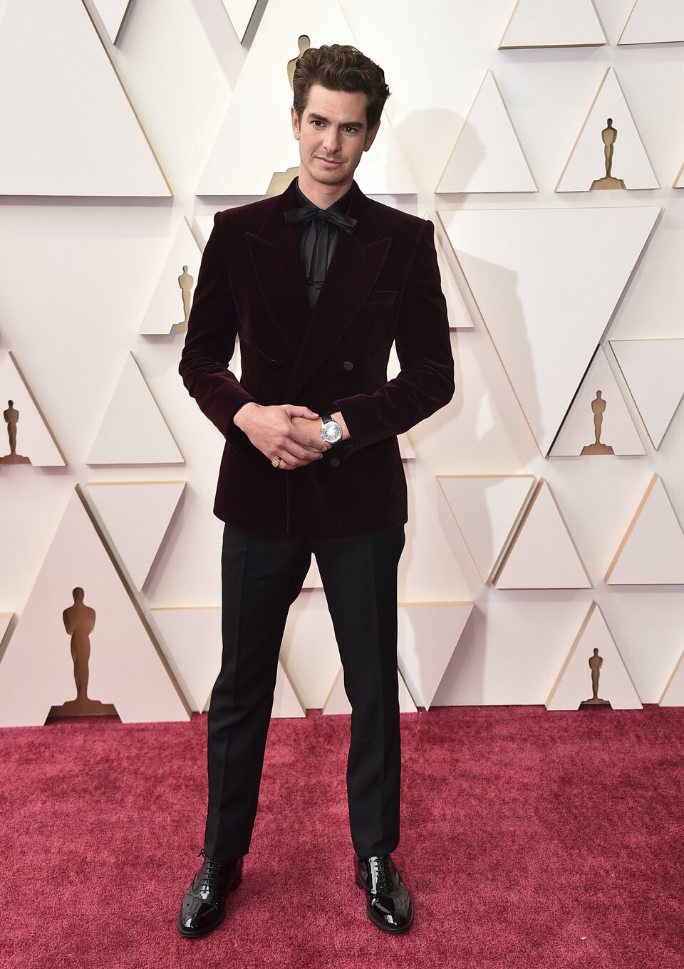 Andrew Garfield at the Oscars 2022 red carpet