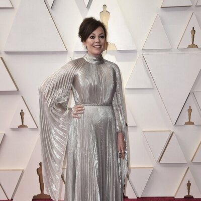 Olivia Colman at the Oscars 2022 red carpet