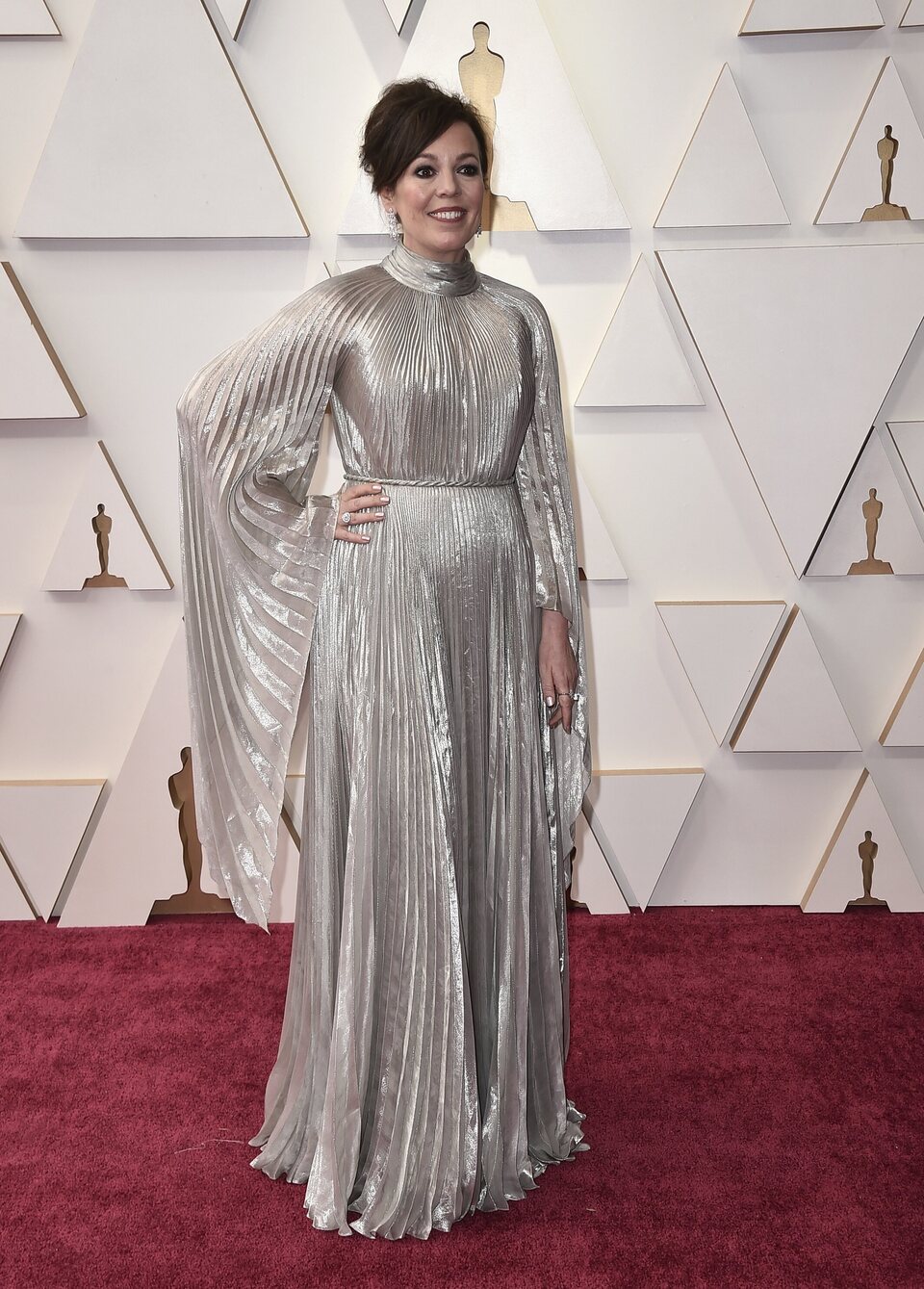 Olivia Colman at the Oscars 2022 red carpet