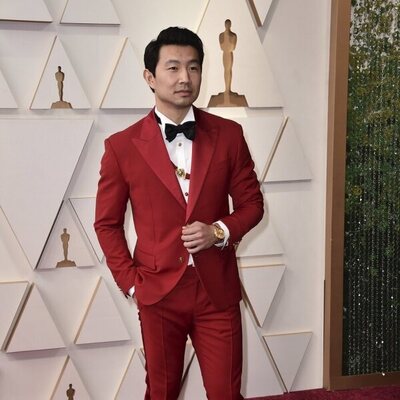 Simu Liu at the Oscars 2022 red carpet