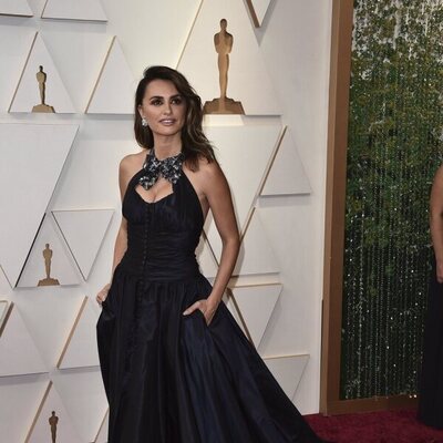 Penélope Cruz at the Oscars 2022 red carpet