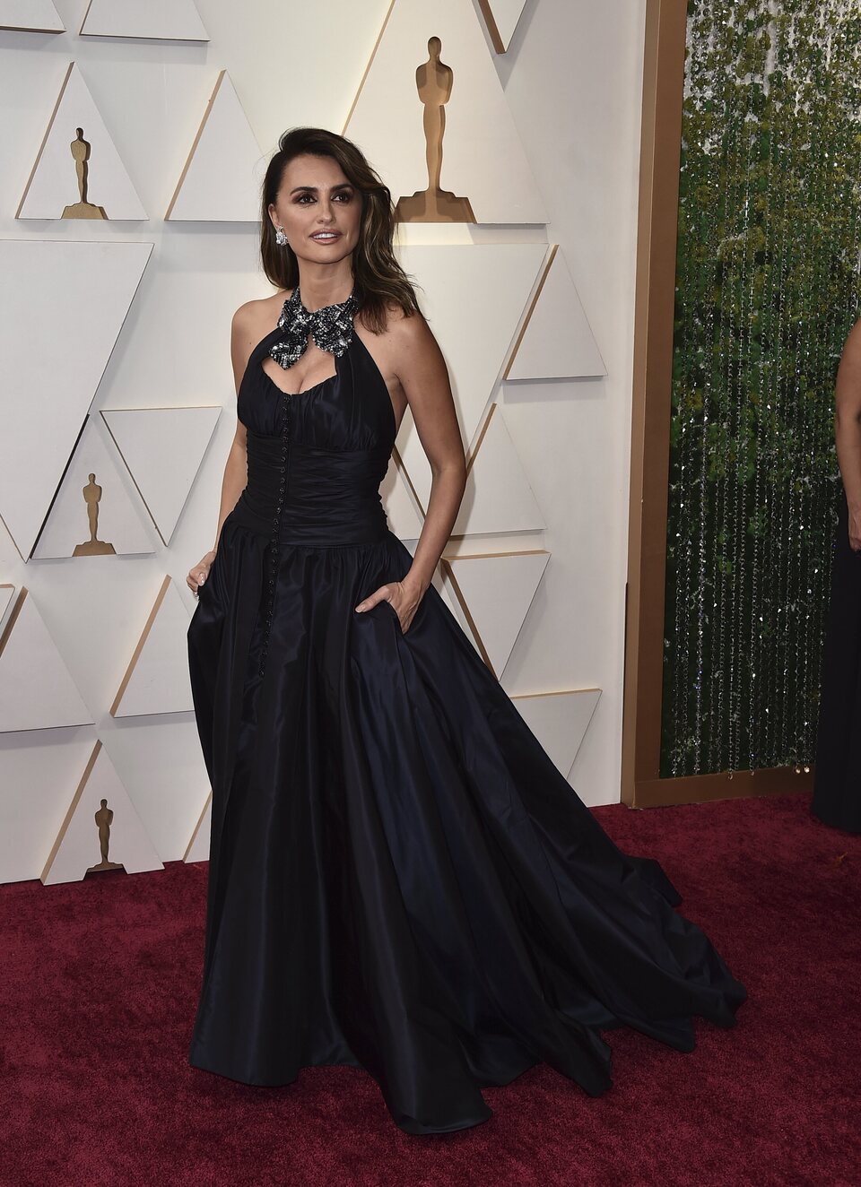 Penélope Cruz at the Oscars 2022 red carpet