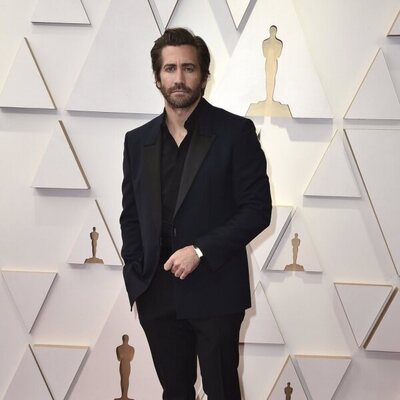 Jake Gyllenhaal at the Oscars 2022 red carpet