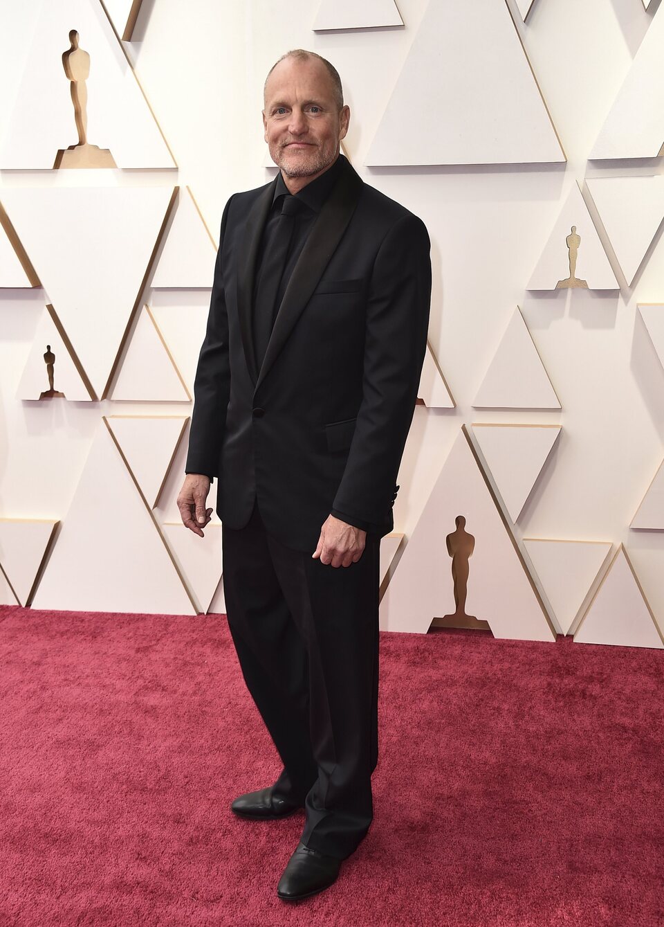 Woody Harrelson at the Oscars 2022 red carpet