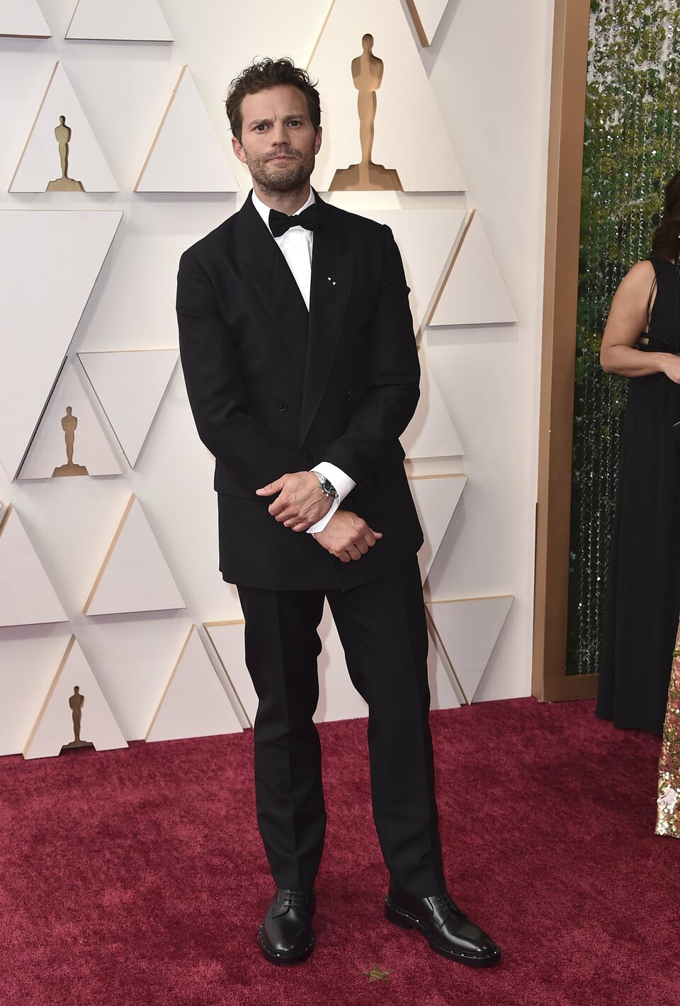 Jamie Dornan at the Oscars 2022 red carpet