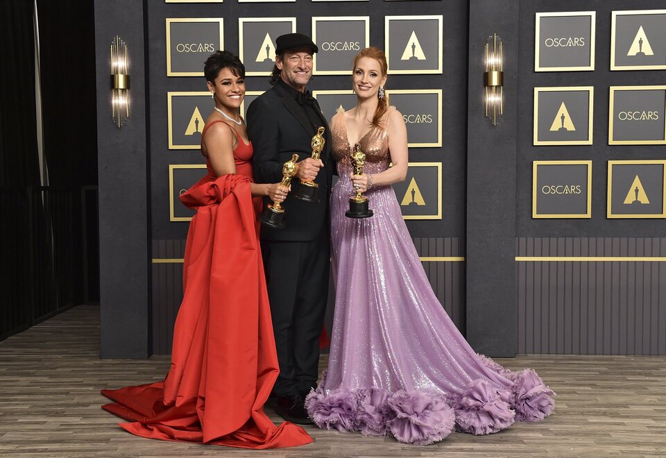 Ariana DeBos, Troy Kotsur and Jessica Chastain with their Oscar for best performances