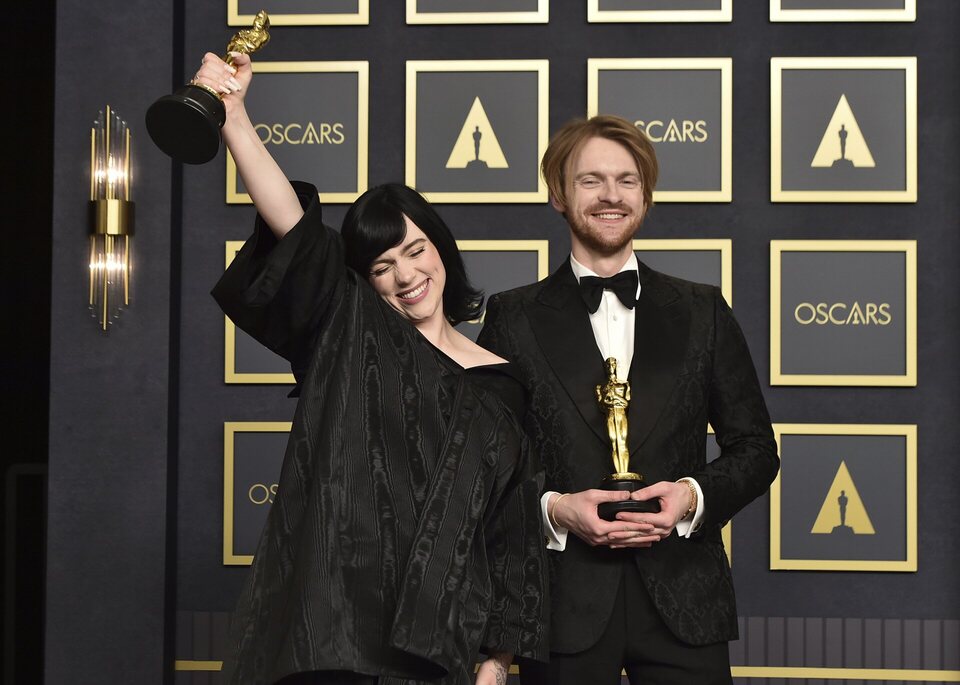 Billie Eilish y Finneas Oconnell, winners of the best score Oscar