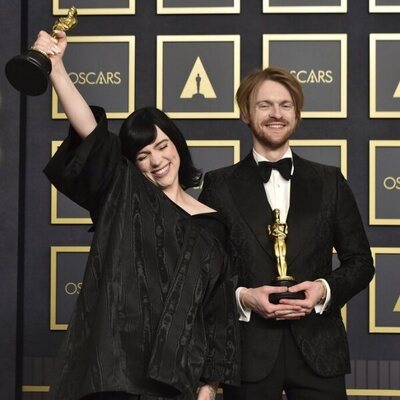 Billie Eilish y Finneas Oconnell, winners of the best score Oscar