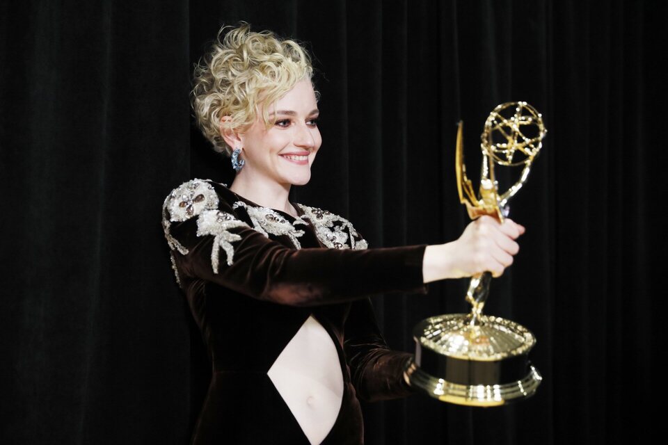 Julia Garner wins 2022 Emmy 