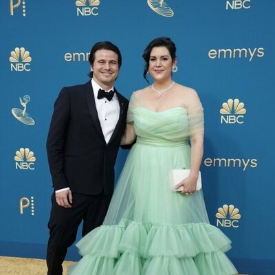 Jason Ritter y Melanie Lynskey on the Emmys 2022 Red Carpet