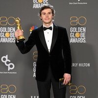 Evan Peters wins the Golden Globe 2023 for best actor in a limited series