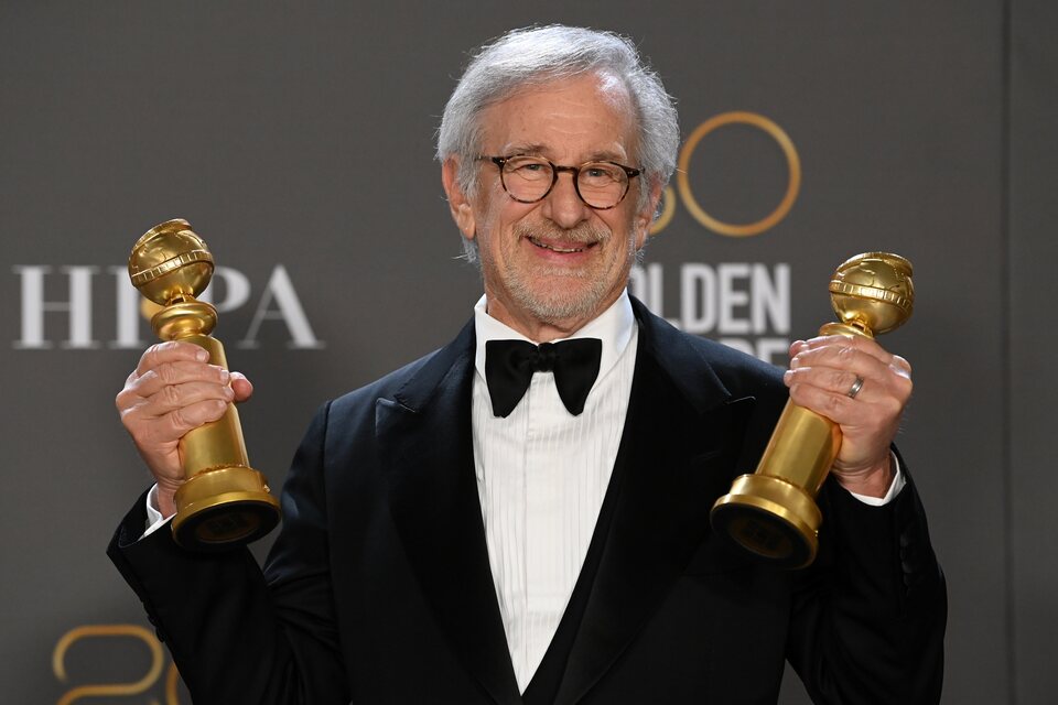 Steven Spielberg poses with his Golden Globes 2023