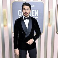 Henry Golding at the Golden Globes 2023 red carpet