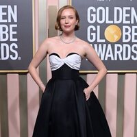 Hannah Einbinder at the Golden Globes 2023 red carpet