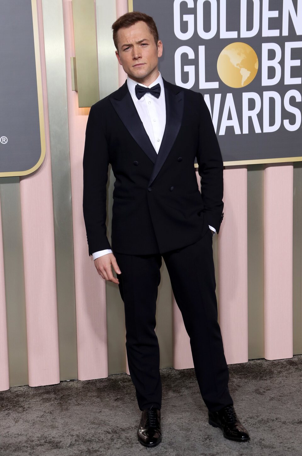 Taron Egerton at the Golden Globes 2023 red carpet