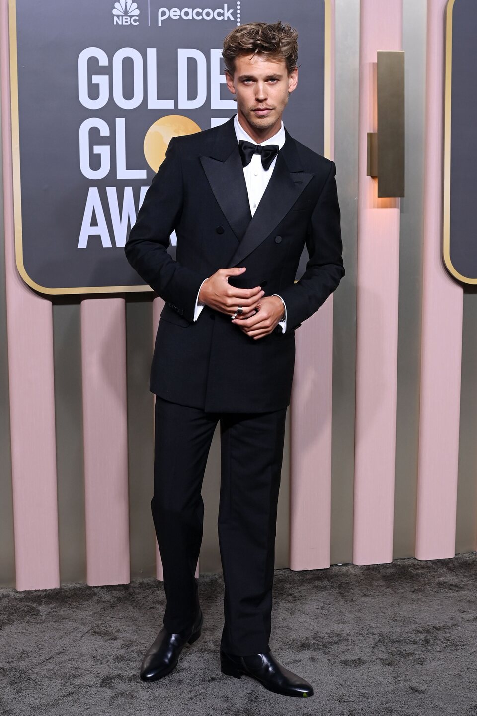 Austin Butler at the Golden Globes 2023 red carpet