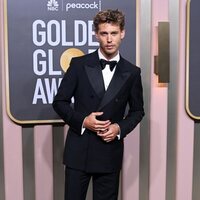 Austin Butler at the Golden Globes 2023 red carpet