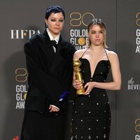 Emma D'Arcy and Milly Alcock with the Golden Globe 2023 award of 'House of the Dragon'