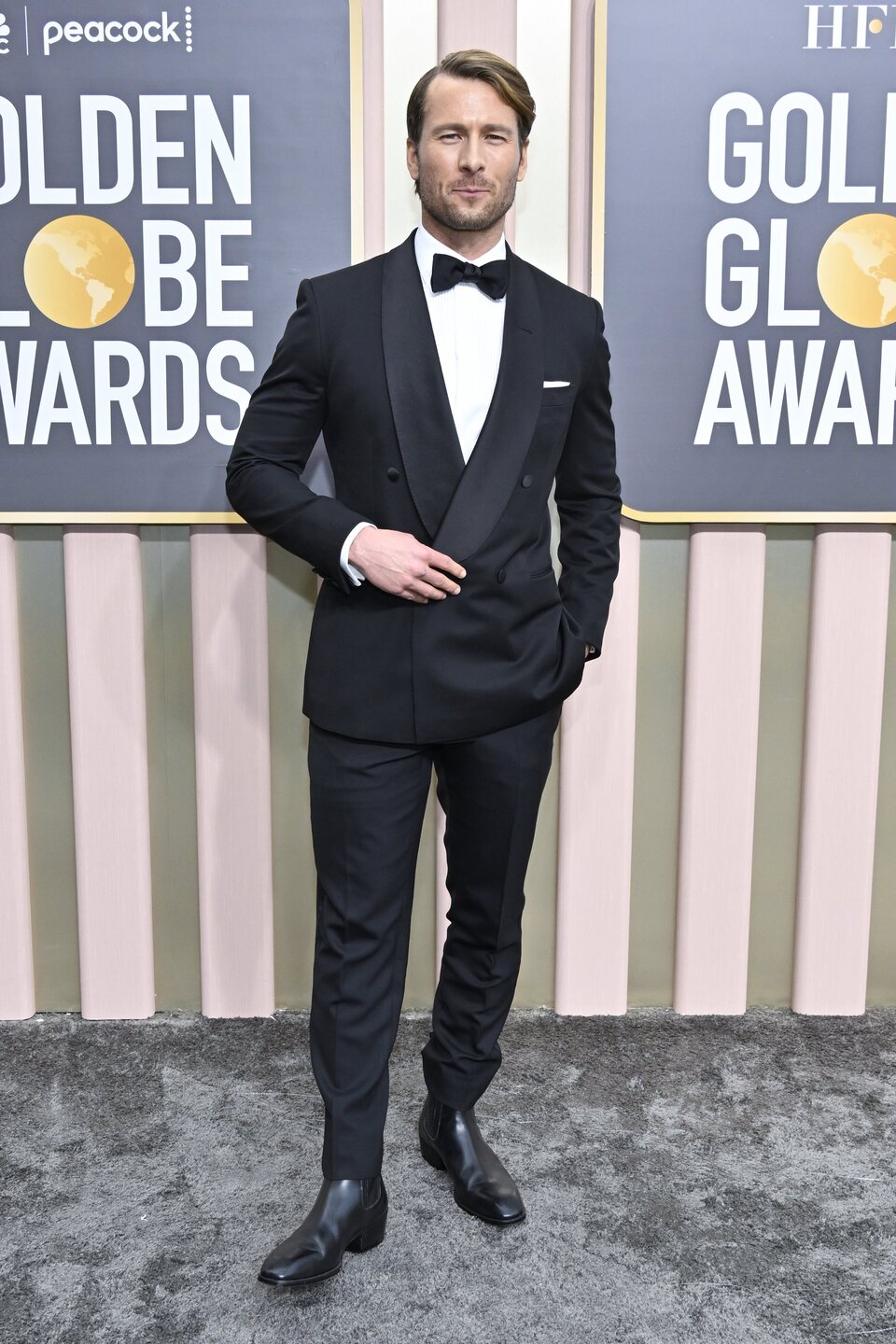 Glen Powell at the Golden Globes 2023 red carpet