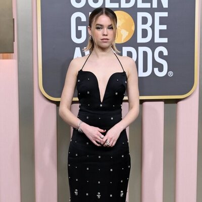 Milly Alcock at the Golden Globes 2023 red carpet