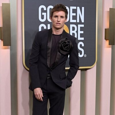 Eddie Redmayen at the Golden Globes 2023 red carpet