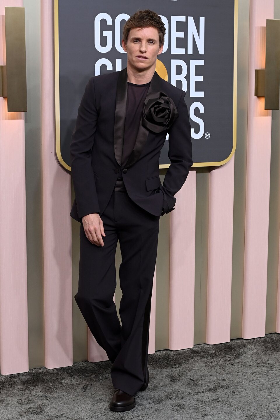 Eddie Redmayen at the Golden Globes 2023 red carpet