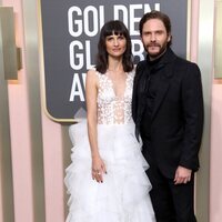 Felicitas Rombold and Daniel Brühl at the Golden Globes 2023 red carpet