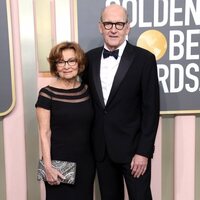 Sharon R. Friedrick and Richard Jenkins at the Golden Globes 2023 red carpet