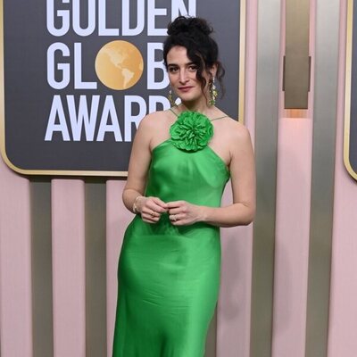 Jenny Slate at the Golden Globes 2023 red carpet