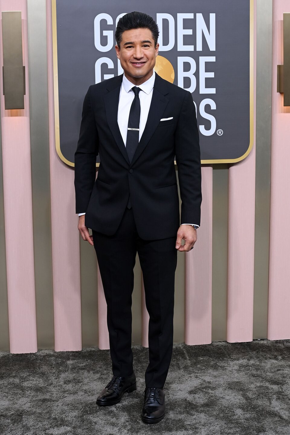 Mario Lopez at the Golden Globes 2023 red carpet