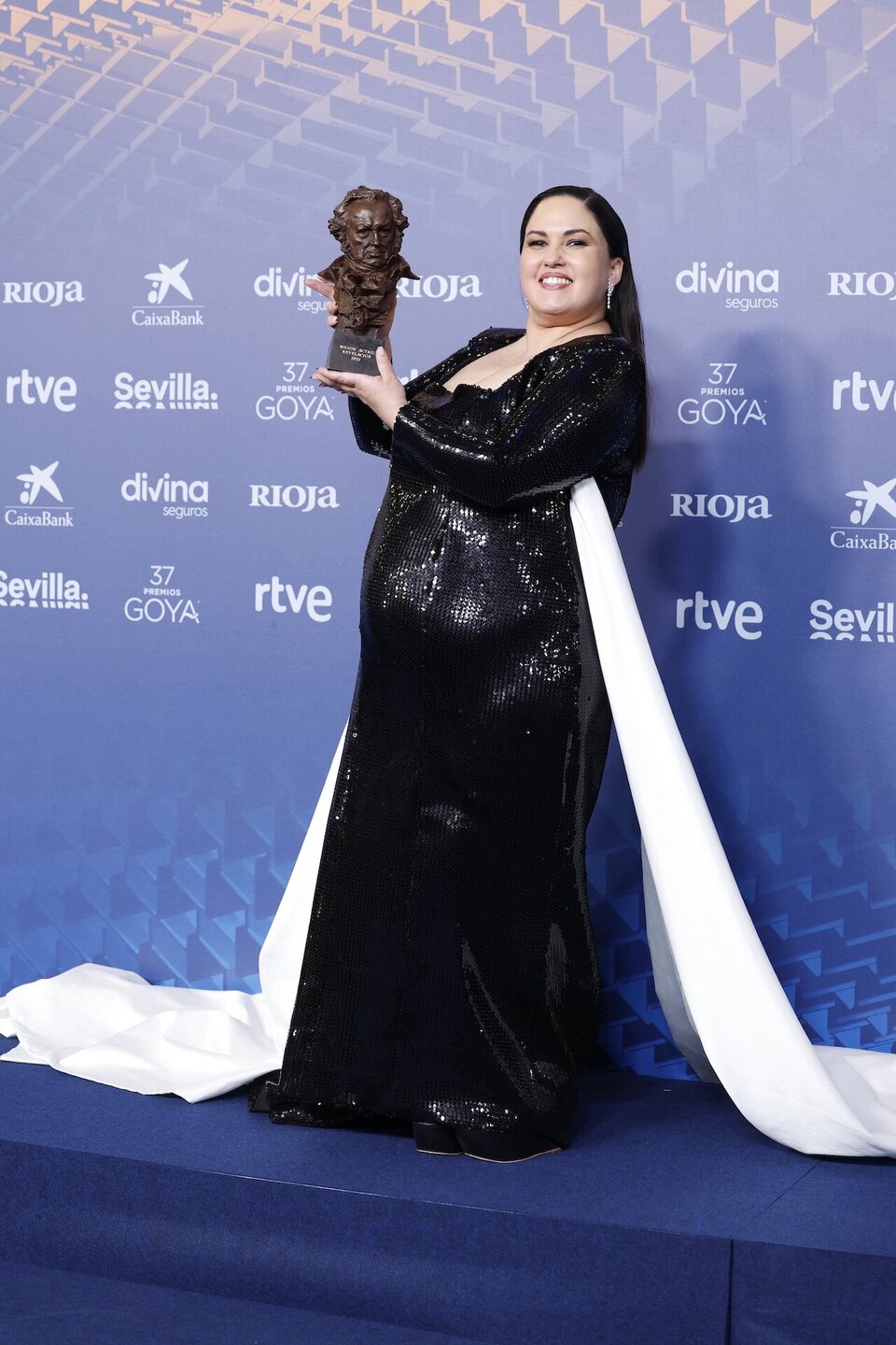 Laura Galán at the winner's carpet of the 2023 Goya Awards