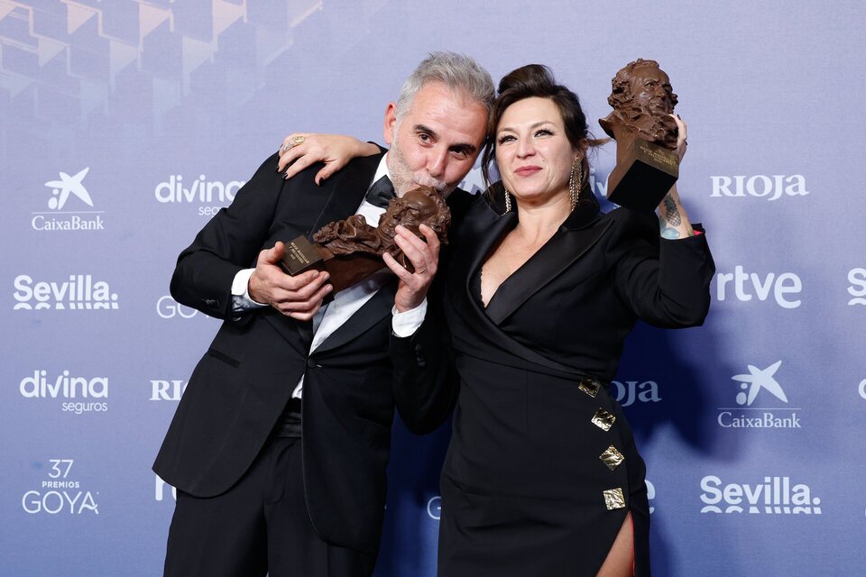 Félix Terreros and Yolanda Piña at the winner's carpet of the 2023 Goya Awards