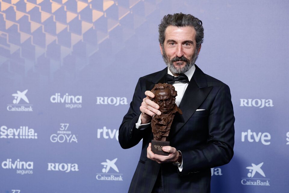 Luis Zahera at the winner's carpet of the 2023 Goya Awards