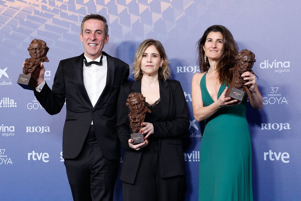 Aitor Belenguer, Yasmina Praderas and Fabiola Ordoyo at the winner's carpet of the 2023 Goya Awards