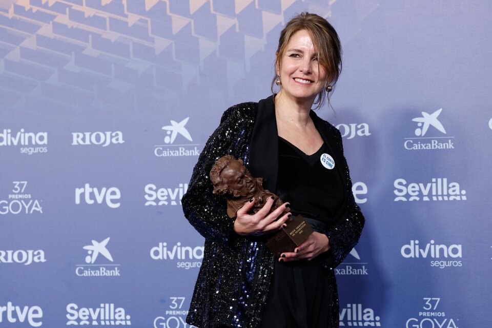 Manuela Ocón at the winner's carpet of the 2023 Goya Awards