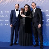 Peter Lanzani, Agustina Llambi-Campbell and Federico Posternak at the winner's carpet of the 2023 Goya Awards