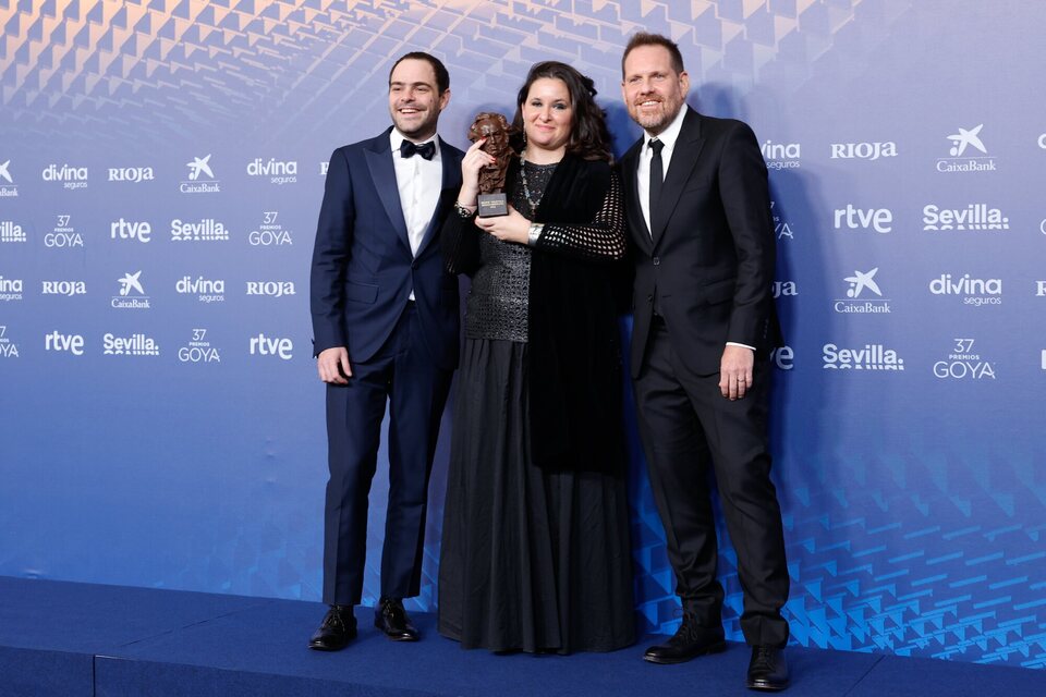 Peter Lanzani, Agustina Llambi-Campbell and Federico Posternak at the winner's carpet of the 2023 Goya Awards