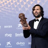 Enrique Costa at the winner's carpet of the 2023 Goya Awards