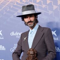 Leiva at the winner's carpet of the 2023 Goya Awards