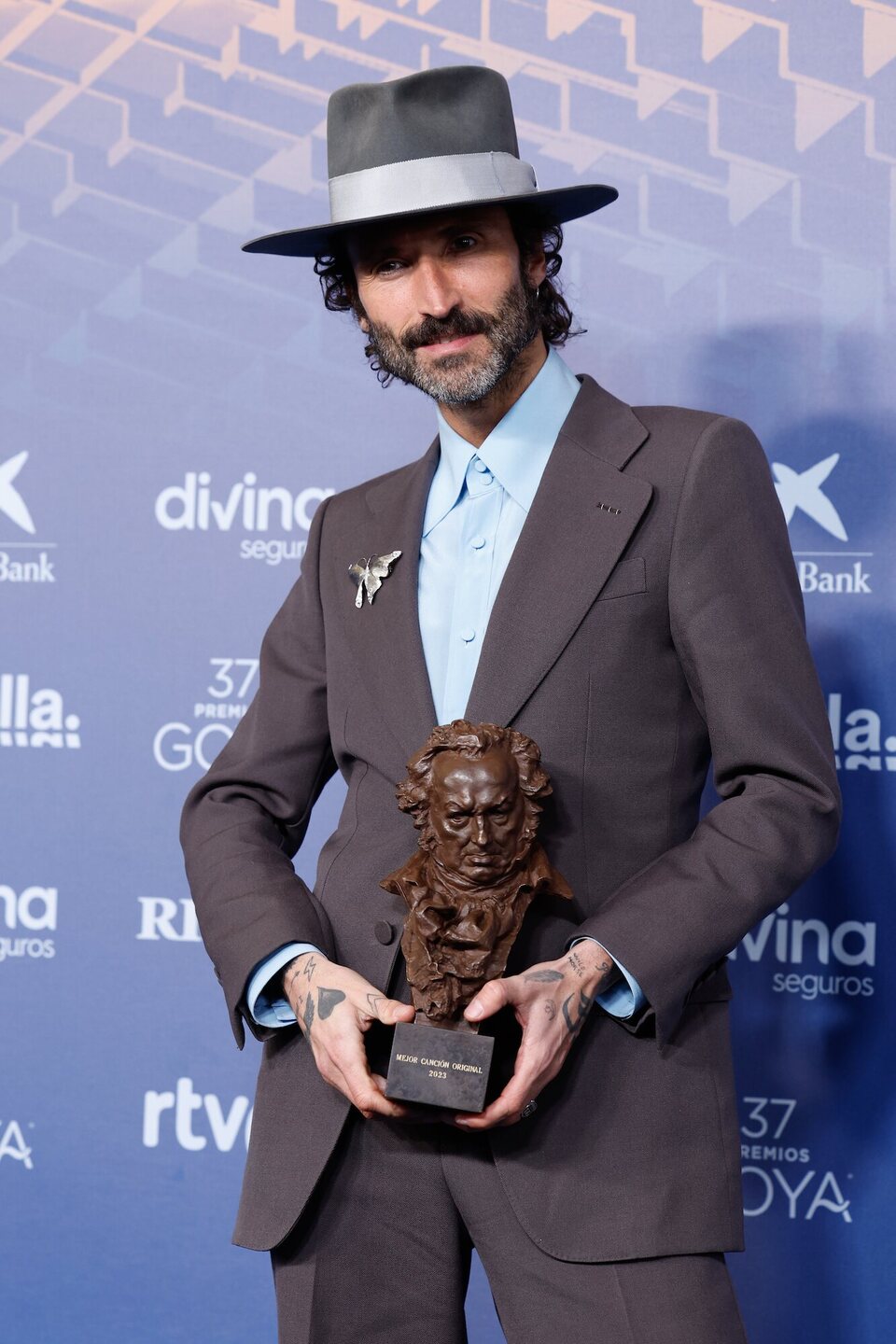 Leiva at the winner's carpet of the 2023 Goya Awards