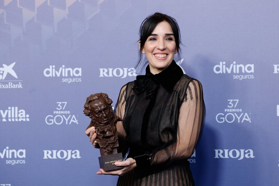 Alauda Ruiz de Azúa at the winner's carpet of the 2023 Goya Awards