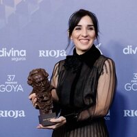 Alauda Ruiz de Azúa at the winner's carpet of the 2023 Goya Awards