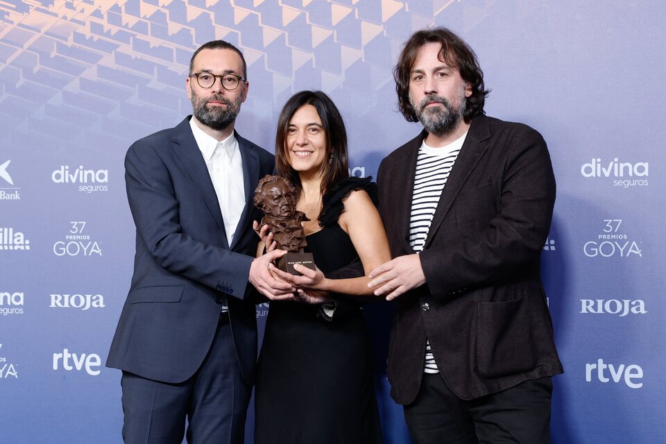 Fran Araújo, Isa Campo and Isaki Lacuesta at the winner's carpet of the 2023 Goya Awards