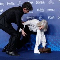 Fall of Susi Sánchez at the winner's carpet of the 2023 Goya Awards