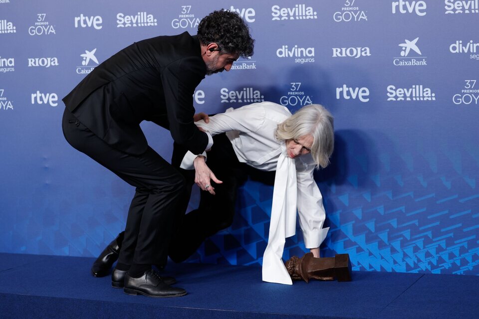 Fall of Susi Sánchez at the winner's carpet of the 2023 Goya Awards