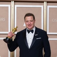 Brendan Fraser poses with his Oscar as leading actor