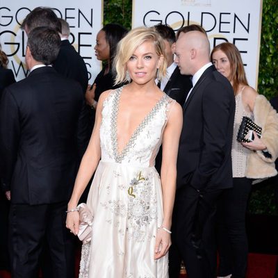 Sienna Miller at the Golden Globes 2015 red carpet