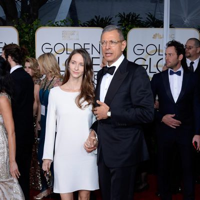 Jeff Goldblum y Emilie Livingston at the Golden Globes 2015 red carpet