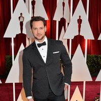 Matt McGorry pose in the red carpet of the Oscar 2015 