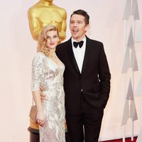 Ethan Hawke next to her wife Ryan Hawke at the Oscars Awards 2015 red carpet